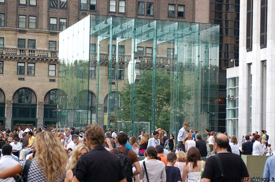 NY - FIFTH AVENUE - Il cubo dell'Apple Store è composto da vetro strutturale, senza alcuna definizione di metallo 