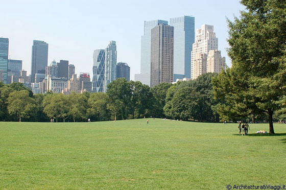 CENTRAL PARK SOUTH - Il posto ideale per rilassarsi o per camminare a piedi nudi nel parco è Sheep Meadow, il grande prato su cui si affacciano i lussuosi grattacieli di Midtown