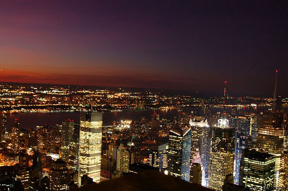 MANHATTAN - I grattacieli illuminati risplendono come stelle nella notte di New York