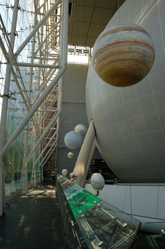 ROSE CENTRE FOR ART AND SPACE - Satelliti girano simbolicamente intorno alla grande sfera del planetarium