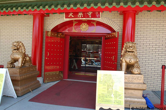 CHINATOWN - I due leoni dorati a protezione del Mahayana Buddhist Temple