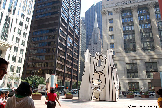 CHICAGO - Monument with Standing Beast (Jean Dubuffet) di fronte al J.R. Thompson Center