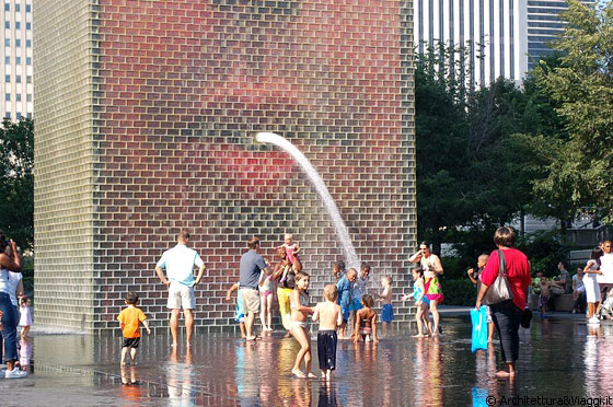 MILLENNIUM PARK - La fontana pubblica nel parco disegnata dallo scultore spagnolo Jaume Plensa durante l'estate richiama bambini e adulti