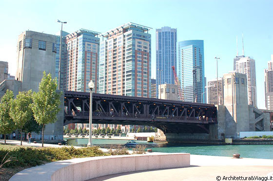 CHICAGO - Oltre il ponte di Lake Shore Drive, si riconosce il colorato complesso River East - - River View I e II - arch. De Stefano & Partners