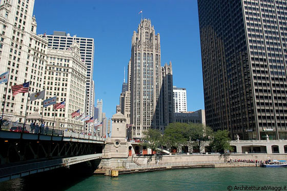 CHICAGO - Oltre il Chicago River si riconosce la 