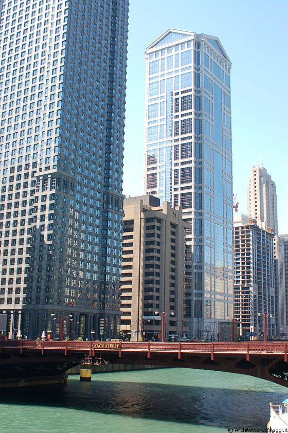 CHICAGO  - Oltre il ponte di State Street vista su Leo Burnett Building (Kevin Roche, John Dinkeloo & Associates) e sul 77 West Wacker Drive (Ricardo Bofill)