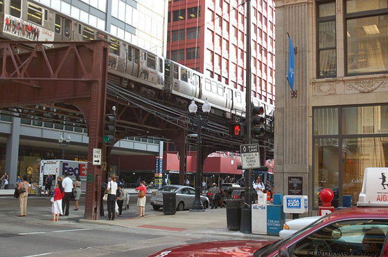 CHICAGO - Scendiamo dalla CTA e ci dirigiamo verso South Loop - l'edificio rosso è il CNA Center situato al 333 South Wabash Avenue