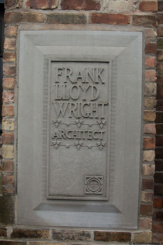 FRANK LLOYD WRIGHT HOME & STUDIO - La targa sul portico di accesso allo studio di Wright scolpita su pietra