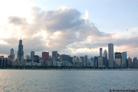 SKYLINE DI CHICAGO - Dal Museum Campus ammiriamo il profilo di Chicago con i grattacieli più alti: dalle Sears Tower fino all'Aon Center