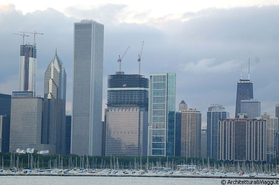 CHICAGO - Da sinistra a destra ci sono tutti i grattacieli che si affacciano su Millennium Park: One Prudential Plaza, Two Prudential Plaza, Aon Center, Blue Cross Blue Shield Tower (in fase di sopraelevazione), 340 on the Park 