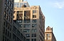 MIDTOWN MANHATTAN. Vecchi edifici bruni con terminazioni eleganti al calar del sole