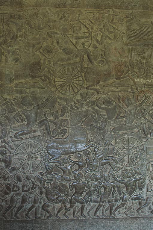 ANGKOR - Bassorilievi illustrano temi epici nella galleria esterna di Angkor Wat