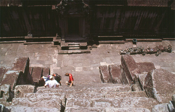 ANGKOR - Angkor Wat - la ripida scalinata vista dal santuario centrale: ATTENTI, STO' SCENDENDO