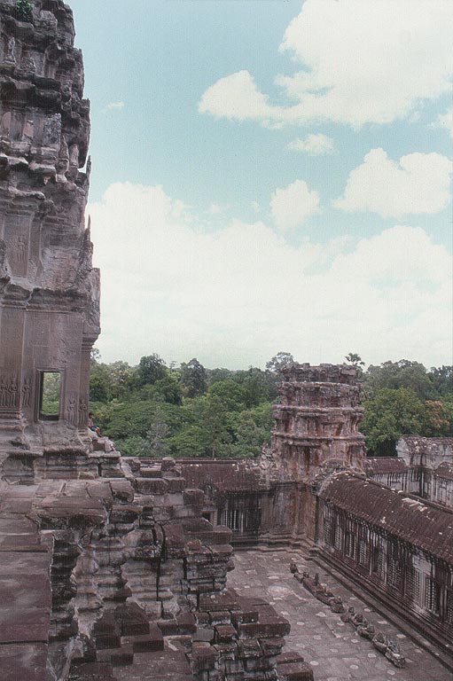 ANGKOR - Angkor Wat - verso la foresta