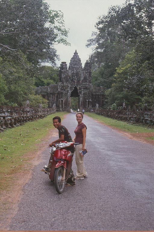 ANGKOR - Io e Paul davanti alla Porta meridionale di Angkor Thom
