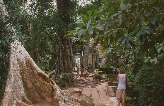 ANGKOR - Ta Prohm - il sentiero di terra battuta che conduce al tempio