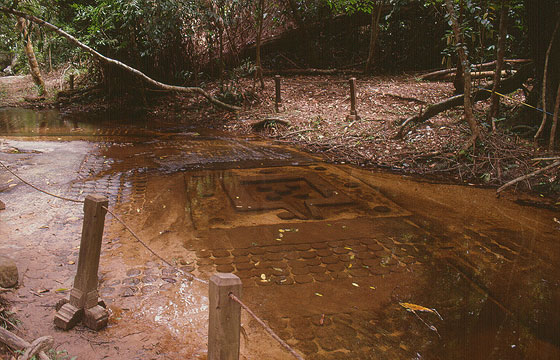 ANGKOR - Kbal Spean - bassorilievi scolpiti lungo il letto del fiume