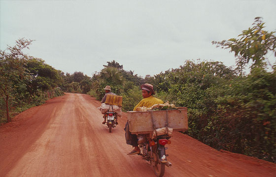 ANGKOR - Uomini al lavoro sulla strada di ritorno da Beng Mealea a Dam Nek