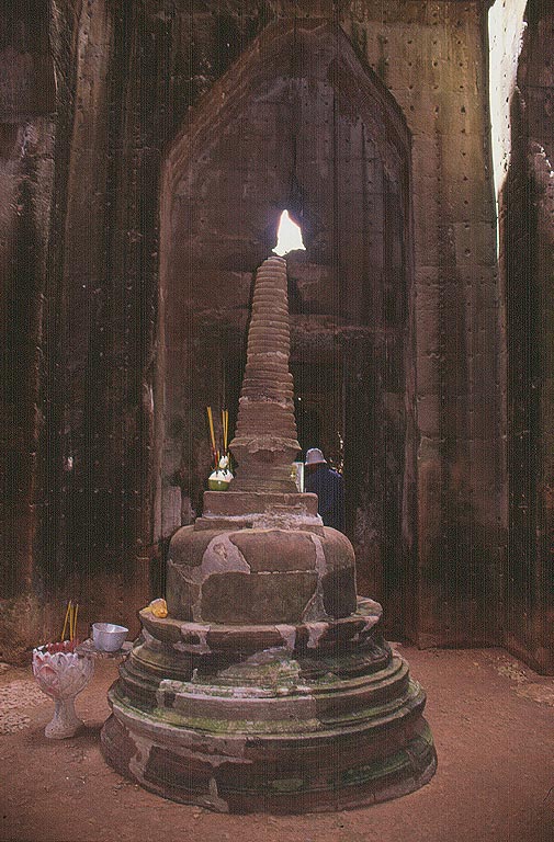 ANGKOR - Preah Khan - incenso e doni al Buddha all'interno della torre del santuario centrale 