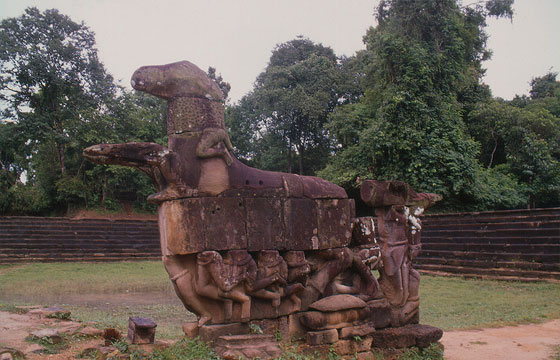 ANGKOR - Preah Neak Pean - statua con corpo equino sostenuto da gambe umane