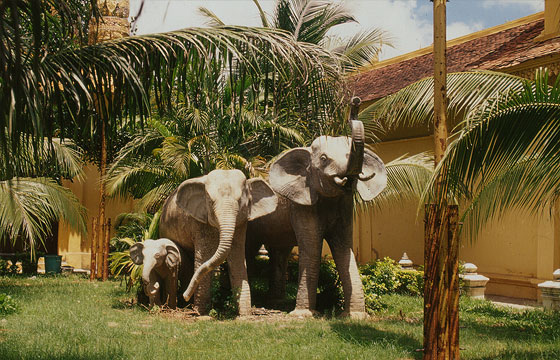 PHNOM PENH - Palazzo Reale e Pagoda d'Argento - statue di elefanti all'uscita
