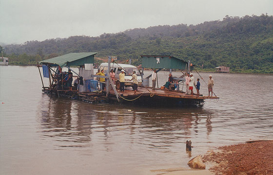 VERSO LA THAILANDIA - DA SIHANOUKVILLE A HAT LEK - Primo fiume: i traghetti di attraversamento