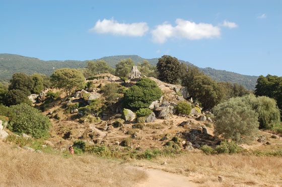 LA COSTA DEL SUD-OVEST - Il monumento ovest di Filitosa aveva forse funzioni di postazione difensiva
