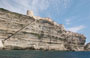 BONIFACIO. La celebre Escaliers du Roy d'Aragon vista dalla barca sembra una lunga ferita nella roccia