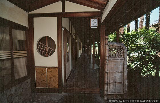 NARA - Ryokan Seikan-so: il corridoio del patio da cui si accede alle stanze da bagno