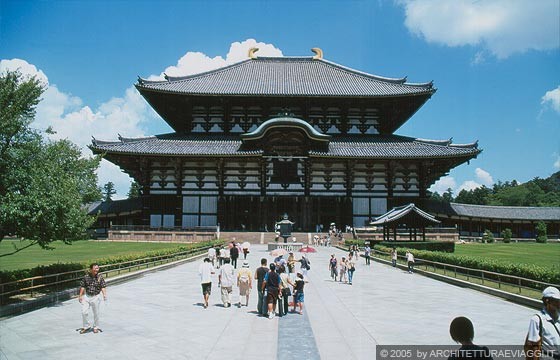TODAI-JI - Daibutsu-den hall: l'originale profilo del tetto, con doppie 
