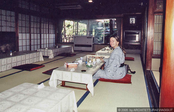NARA - Ryokan Seikan-so: colazione nella stanza da pranzo indossando lo yukata