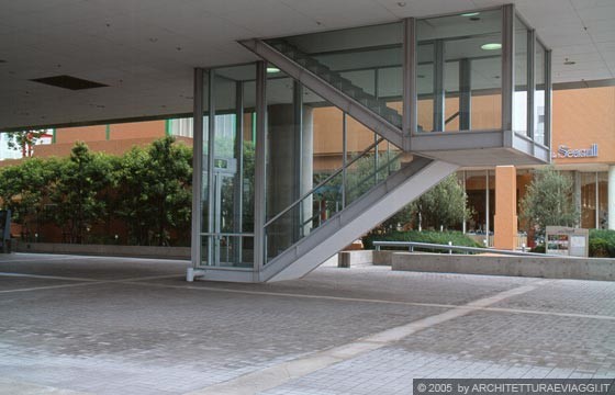 OSAKA - MUSEO SUNTORY: la scala vetrata sotto il parallelepipedo sospeso