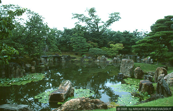 KYOTO CENTRO - CASTELLO NIJO-JO, periodo Momoyama, giardino di passaggio con lago
