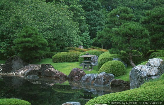 CASTELLO NIJO-JO - Ninomaru Palace Garden: un microcosmo ideale fatto di pietre, acqua, ponti e vari elementi naturali 