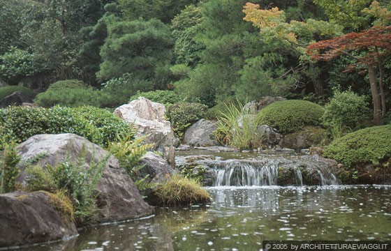 TAIZO-IN-TEMPLE - Giardino di passaggio con stagno di Nakane Kinsaku: tre piani di cascatelle in una ordinata macchia di arbusti