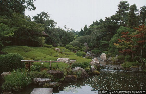 KYOTO NORD-OVEST  - Vista d'insieme dell'elegante giardino di Nakane Kinsaku con stagno al TAIZO-IN-TEMPLE