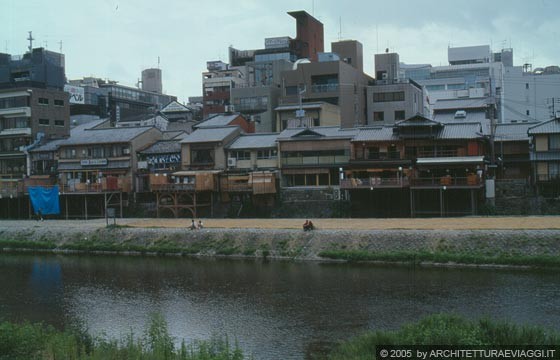 PONTOCHO - La città moderna con grandi edifici in cemento fa da sfondo alle piattaforme yuka dei numerosi ristoranti che si affacciano sul fiume Kamo