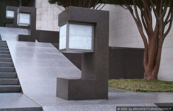 SHIGARAKI, SHIGA - MIHO MUSEUM - Il design semplice e geometrico dei corpi illuminanti ai lati della scalinata di accesso
