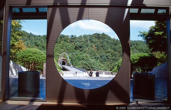 SHIGARAKI, SHIGA - MIHO MUSEUM - Il cerchio perfetto della porta di ingresso incornicia la vista del tunnel di accesso e della natura circostante