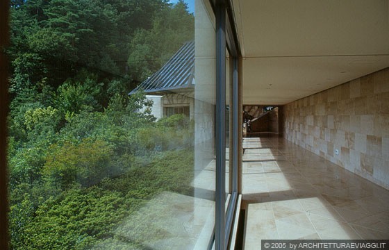 SHIGARAKI, SHIGA - MIHO MUSEUM - Verso l'ala nord: il percorso inferiore sottoterra con ampie vetrate sul paesaggio 