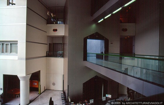NAGOYA - Municipal Museum of Modern Art - l'atrio interno a tutto volume