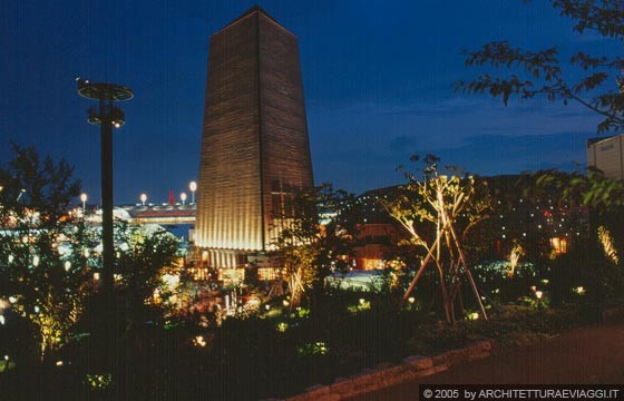 EXPO AICHI 2005 - Vista notturna della Torre della Terra adiacente al Padiglione del Giappone Nagakute
