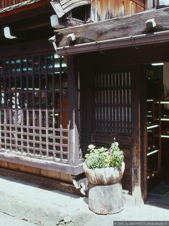 TAKAYAMA - Sanmachi - particolare di un ingresso ad un negozio