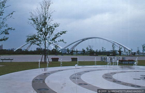 TOYOTA CITY - Il TOYOTA BRIDGE visto dallo spazio antistante lo stadio sistemato a fontane