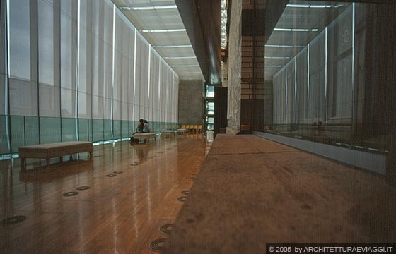 TOKYO UENO  - Biblioteca internazionale di letteratura per bambini - il grande atrio realizzato in addizione all'edificio esistente, con pavimenti in legno e alta parete vetrata che si affaccia sul patio interno
