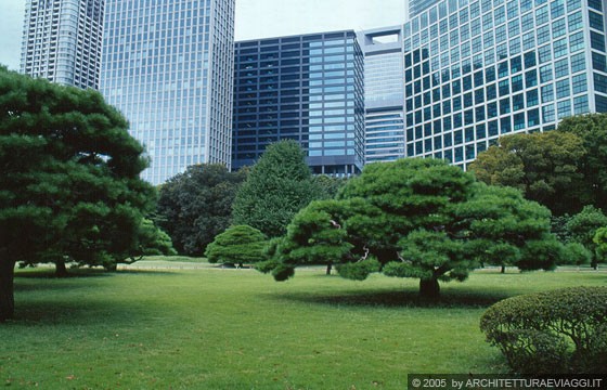 TOKYO GINZA - I grattacieli di Shiodome sullo sfondo dei Giardini di Palazzo Hama (Hamarikyu-teien Gardens)