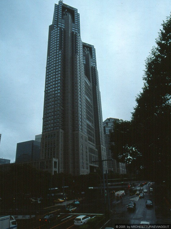 TOKYO SHINJUKU - Da Shinjuku l'imponente mole del Tokyo Metropolitan Governament Offices: le due alte torri (48 piani), simbolo del potere nella metropoli contemporanea