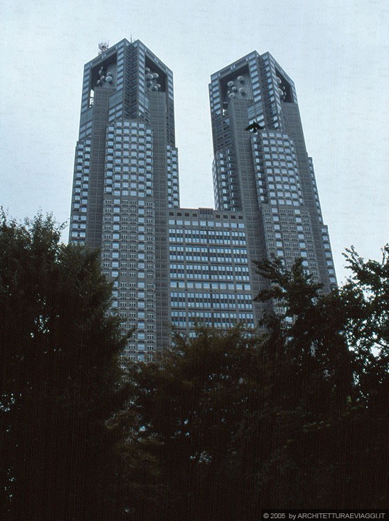 TOKYO SHINJUKU - Tokyo Metropolitan Governament Offices: le due alte torri (48 piani) con la facciata a griglia che ricorda un circuito elettronico