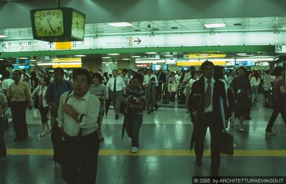 TOKYO SHINJUKU  - Stazione di Shinjuku: la più affollata stazione ferroviaria al mondo 