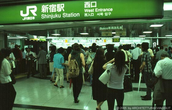TOKYO SHINJUKU  - La più affollata stazione ferroviaria al mondo è la Stazione di Shinjuku